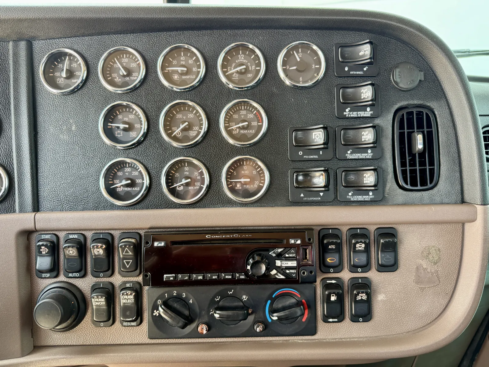 2020 Peterbilt 389 - image 18