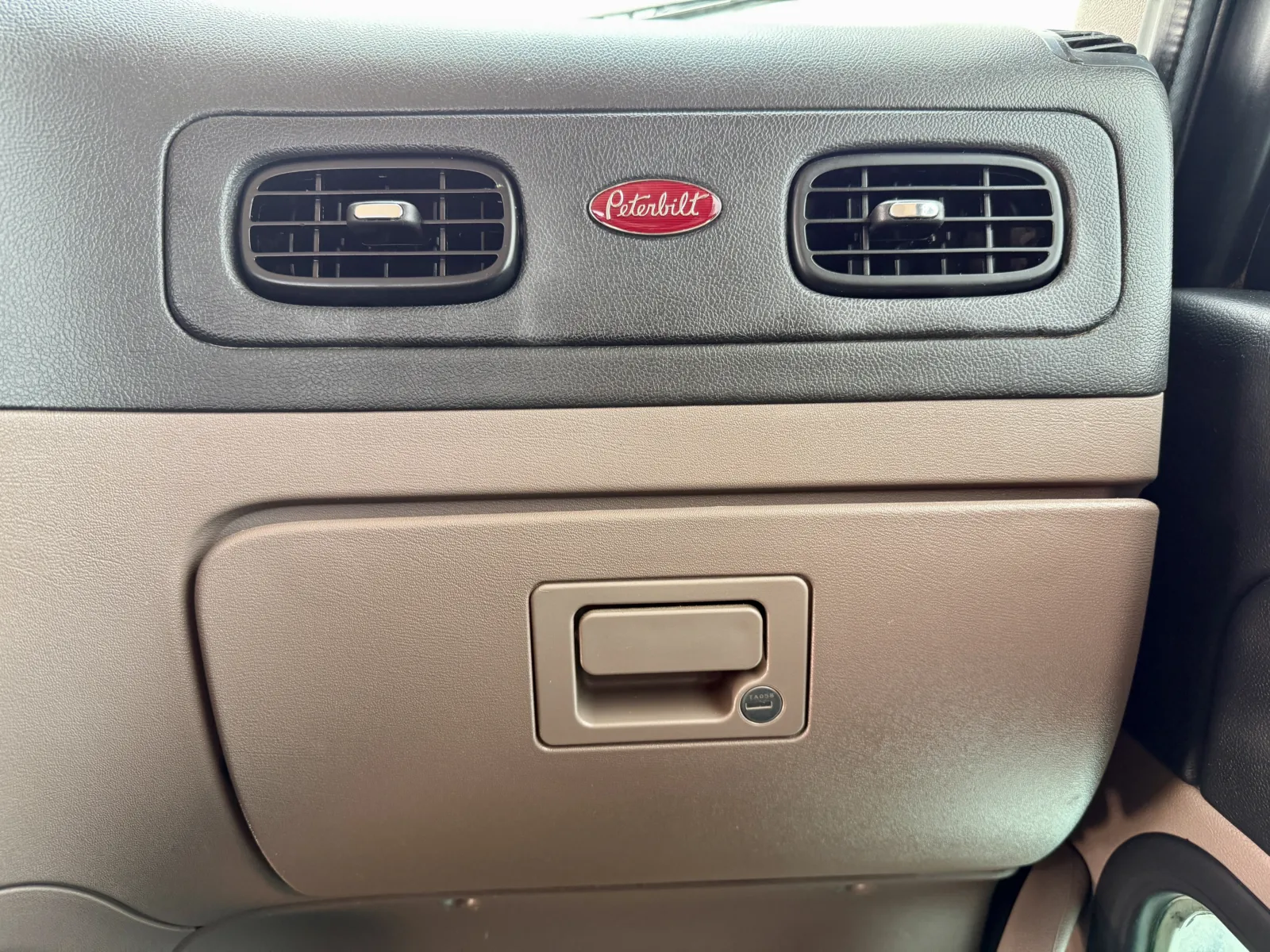 2020 Peterbilt 389 - image 19