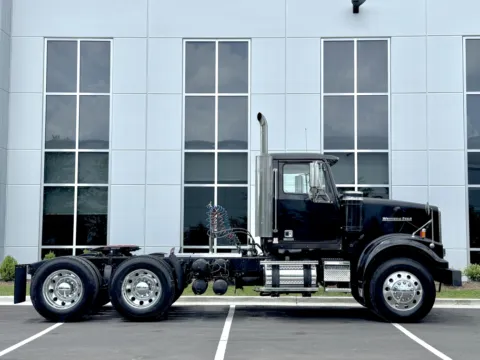 Another view of 2017 WESTERN STAR 4900 for sale in New Lenox, IL at Forge Truck Centers - Illinois
