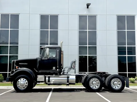 More photos of 2017 WESTERN STAR 4900 at Forge Truck Centers - Illinois, IL