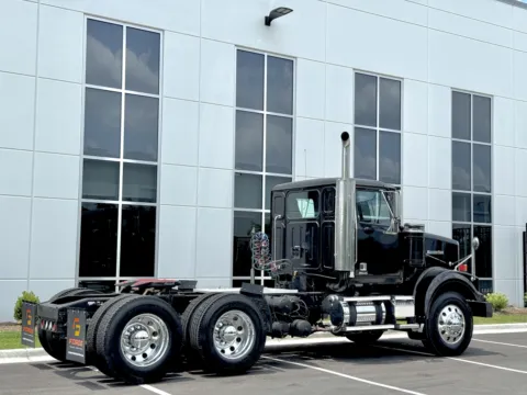 More photos of 2017 WESTERN STAR 4900 at Forge Truck Centers - Illinois, IL