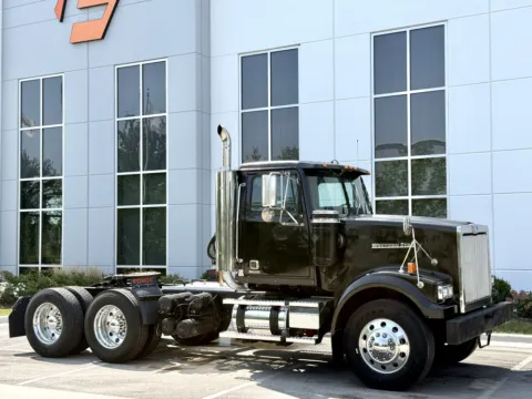 Photos of 2017 WESTERN STAR 4900 for sale in New Lenox, IL at Forge Truck Centers - Illinois