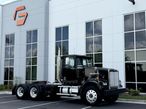 Photos of 2017 WESTERN STAR 4900 for sale in New Lenox, IL at Forge Truck Centers - Illinois