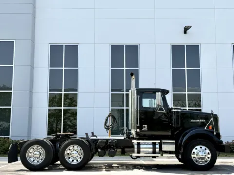 Another view of 2017 WESTERN STAR 4900 for sale in New Lenox, IL at Forge Truck Centers - Illinois