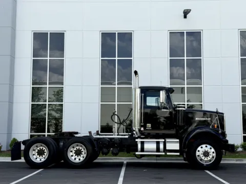 Another view of 2017 WESTERN STAR 4900 for sale in New Lenox, IL at Forge Truck Centers - Illinois
