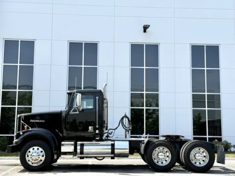 More photos of 2017 WESTERN STAR 4900 at Forge Truck Centers - Illinois, IL