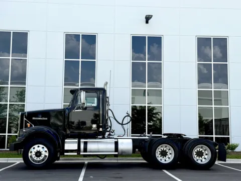 More photos of 2017 WESTERN STAR 4900 at Forge Truck Centers - Illinois, IL