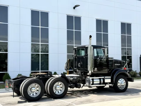More photos of 2017 WESTERN STAR 4900 at Forge Truck Centers - Illinois, IL