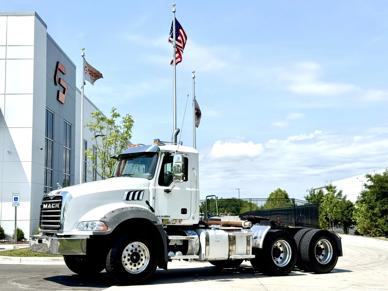 2017 MACK GU813