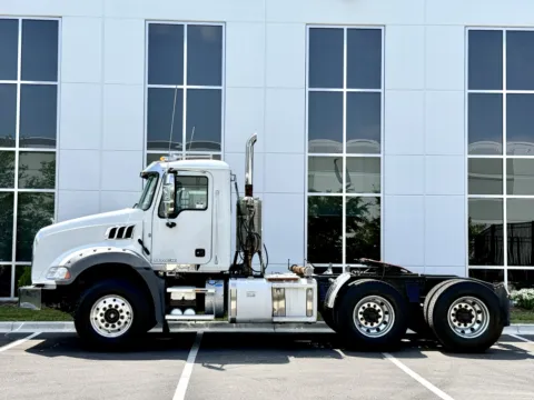 More photos of 2017 MACK GU813 at Forge Truck Centers - Illinois, IL