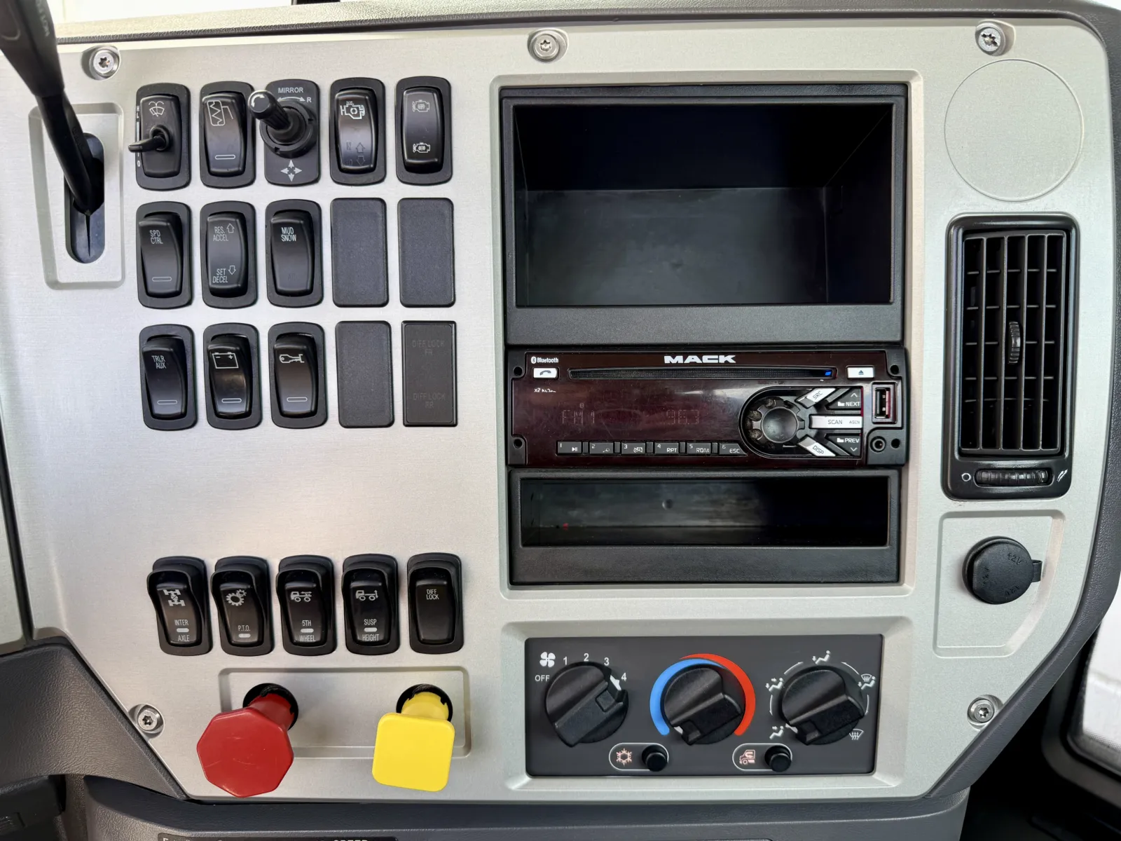 2017 Mack - image 18