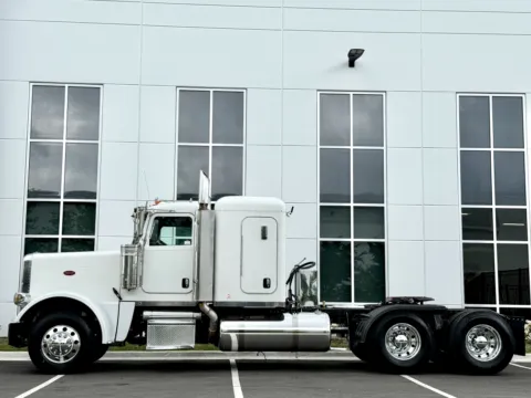 More photos of 2008 PETERBILT 388 at Forge Truck Centers - Illinois, IL