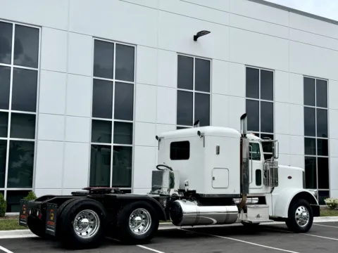 More photos of 2008 PETERBILT 388 at Forge Truck Centers - Illinois, IL