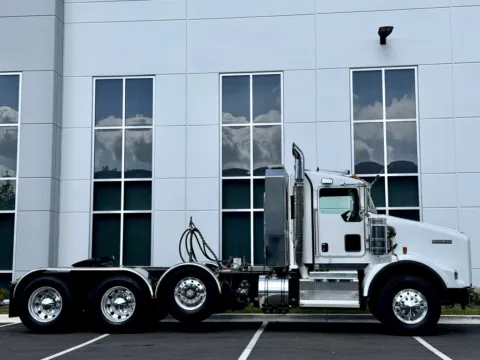 Another view of 2014 KENWORTH T800 for sale in New Lenox, IL at Forge Truck Centers - Illinois