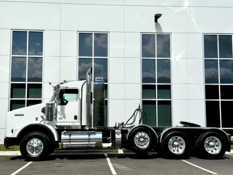 More photos of 2014 KENWORTH T800 at Forge Truck Centers - Illinois, IL