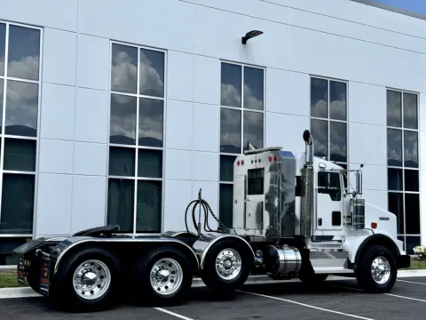 More photos of 2014 KENWORTH T800 at Forge Truck Centers - Illinois, IL