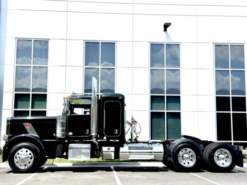 More photos of 2021 PETERBILT 389 at Forge Truck Centers - Illinois, IL