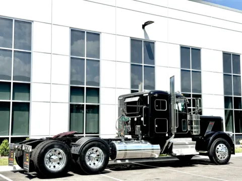 More photos of 2021 PETERBILT 389 at Forge Truck Centers - Illinois, IL
