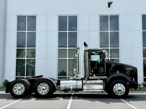 Another view of 2010 KENWORTH T800 for sale in New Lenox, IL at Forge Truck Centers - Illinois