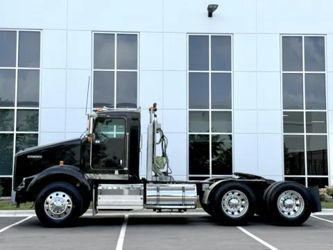 More photos of 2010 KENWORTH T800 at Forge Truck Centers - Illinois, IL