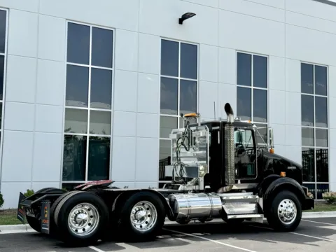 More photos of 2010 KENWORTH T800 at Forge Truck Centers - Illinois, IL