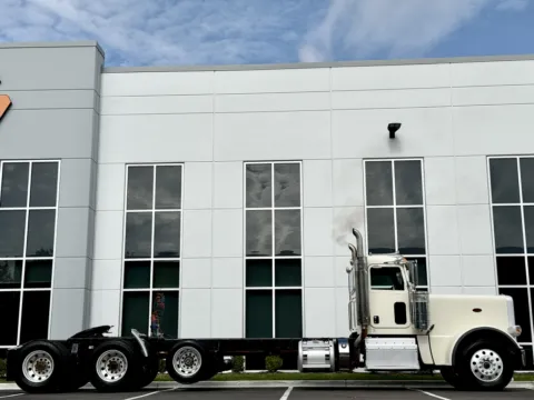 Another view of 2012 PETERBILT 389 for sale in New Lenox, IL at Forge Truck Centers - Illinois