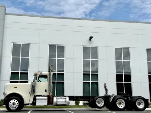 More photos of 2012 PETERBILT 389 at Forge Truck Centers - Illinois, IL