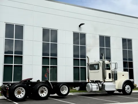 More photos of 2012 PETERBILT 389 at Forge Truck Centers - Illinois, IL