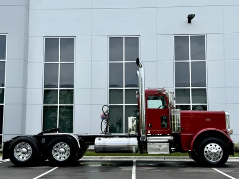 Another view of 2017 PETERBILT 389 for sale in New Lenox, IL at Forge Truck Centers - Illinois