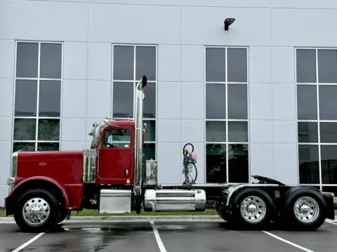 More photos of 2017 PETERBILT 389 at Forge Truck Centers - Illinois, IL