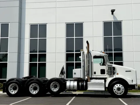 Another view of 2014 KENWORTH T800 for sale in New Lenox, IL at Forge Truck Centers - Illinois