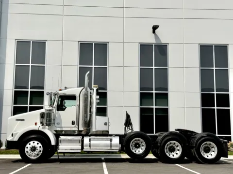 More photos of 2014 KENWORTH T800 at Forge Truck Centers - Illinois, IL