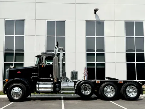 More photos of 2004 PETERBILT 378 at Forge Truck Centers - Illinois, IL