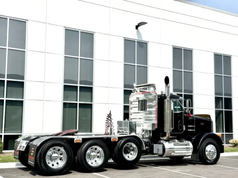 More photos of 2004 PETERBILT 378 at Forge Truck Centers - Illinois, IL