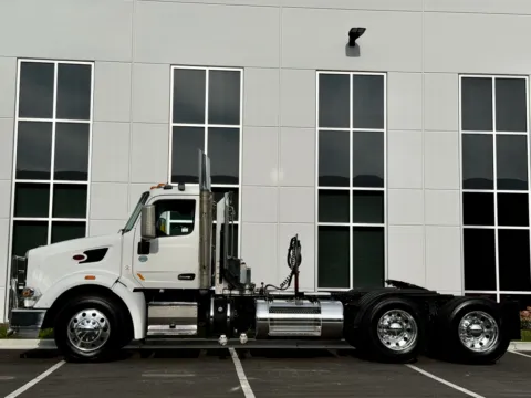 More photos of 2015 Peterbilt 567 at Forge Truck Centers - Illinois, IL