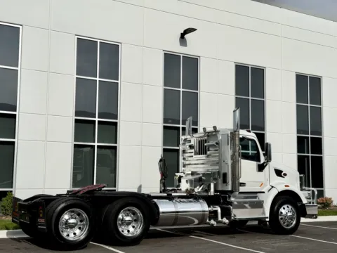 More photos of 2015 Peterbilt 567 at Forge Truck Centers - Illinois, IL