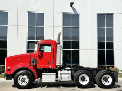More photos of 2006 PETERBILT 357 at Forge Truck Centers - Illinois, IL