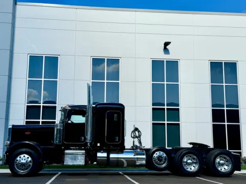 More photos of 2023 PETERBILT 389 at Forge Truck Centers - Illinois, IL