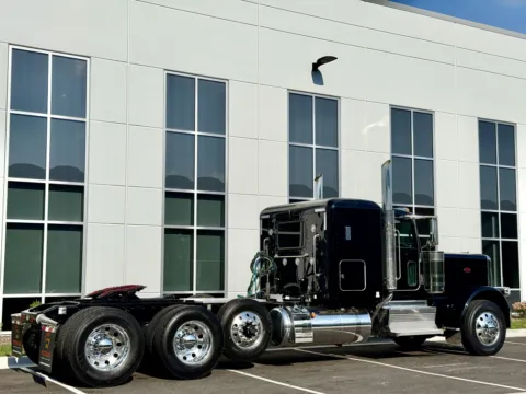 More photos of 2023 PETERBILT 389 at Forge Truck Centers - Illinois, IL