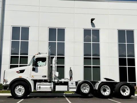 More photos of 2014 PETERBILT 567 at Forge Truck Centers - Illinois, IL