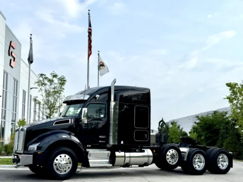 2023 KENWORTH T880 for sale in New Lenox, IL