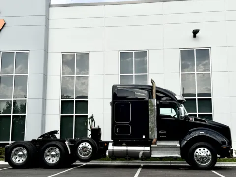 Another view of 2023 KENWORTH T880 for sale in New Lenox, IL at Forge Truck Centers - Illinois