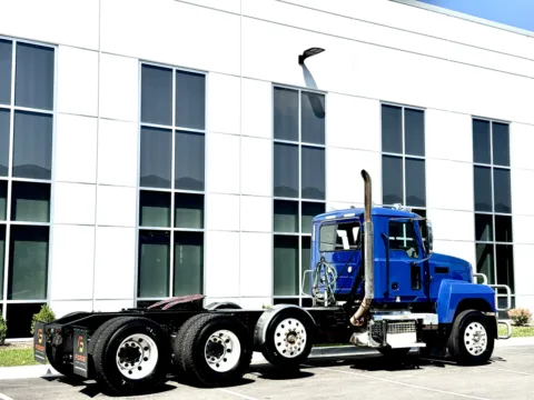 More photos of 2021 MACK PINNACLE at Forge Truck Centers - Illinois, IL