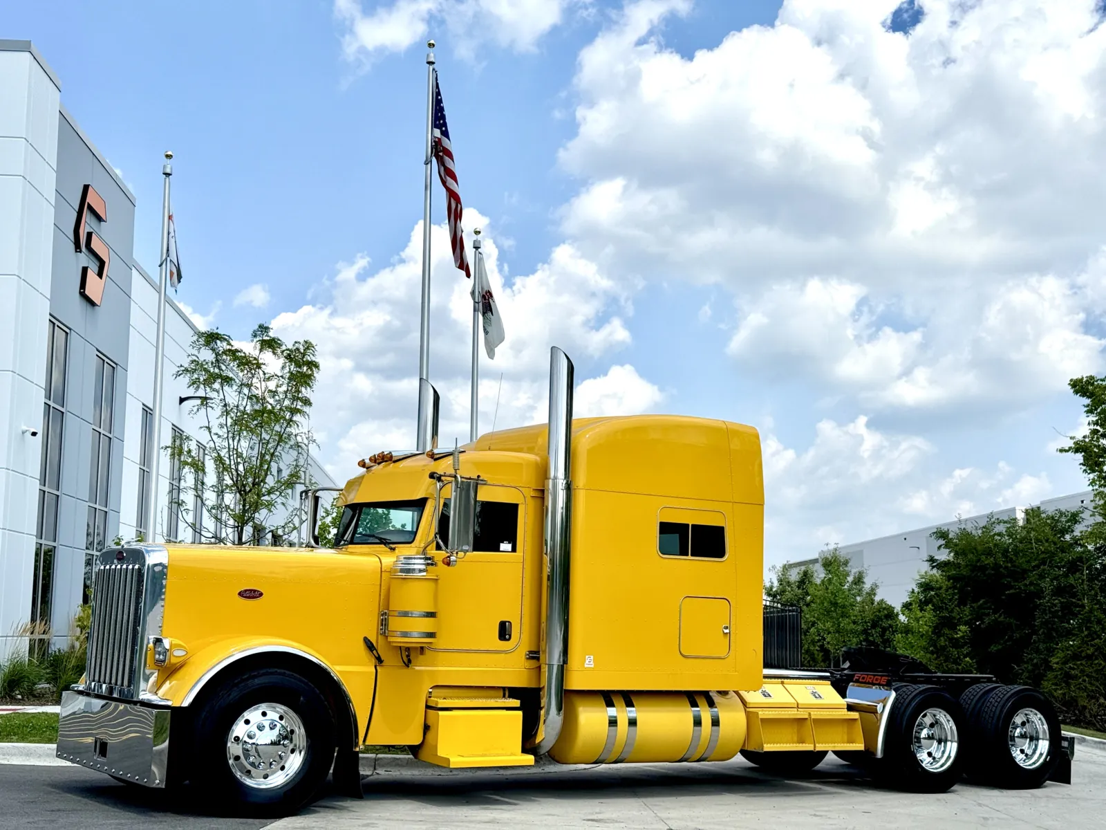 2019 Peterbilt 389 - image 1