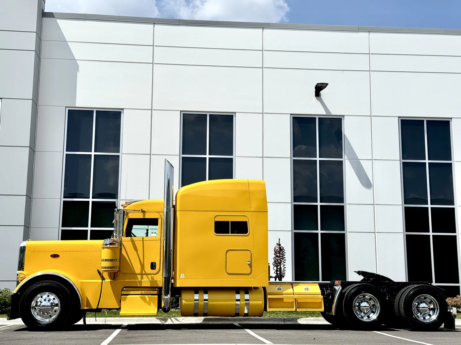 2019 Peterbilt 389 - image 4