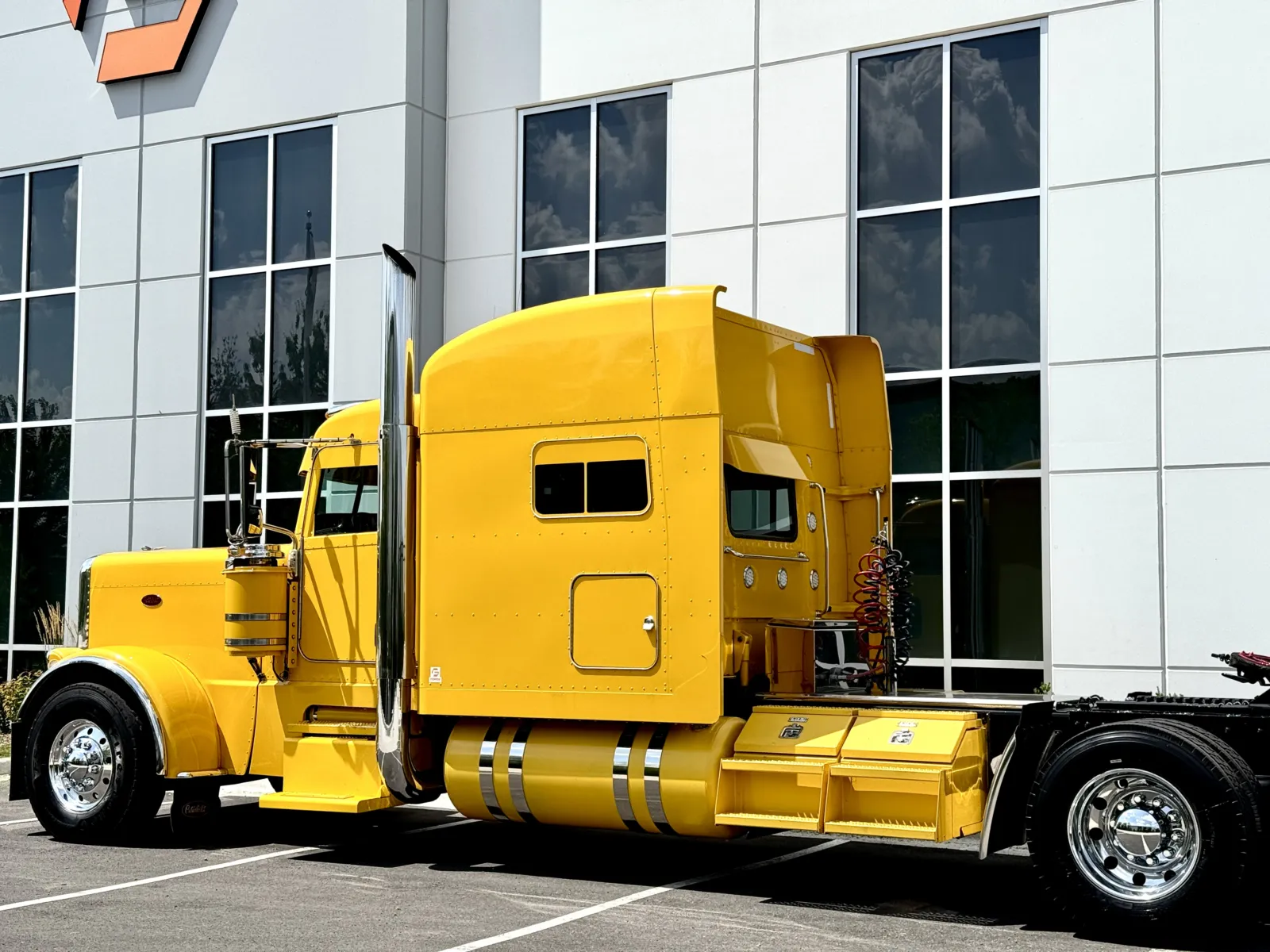 2019 Peterbilt 389 - image 8