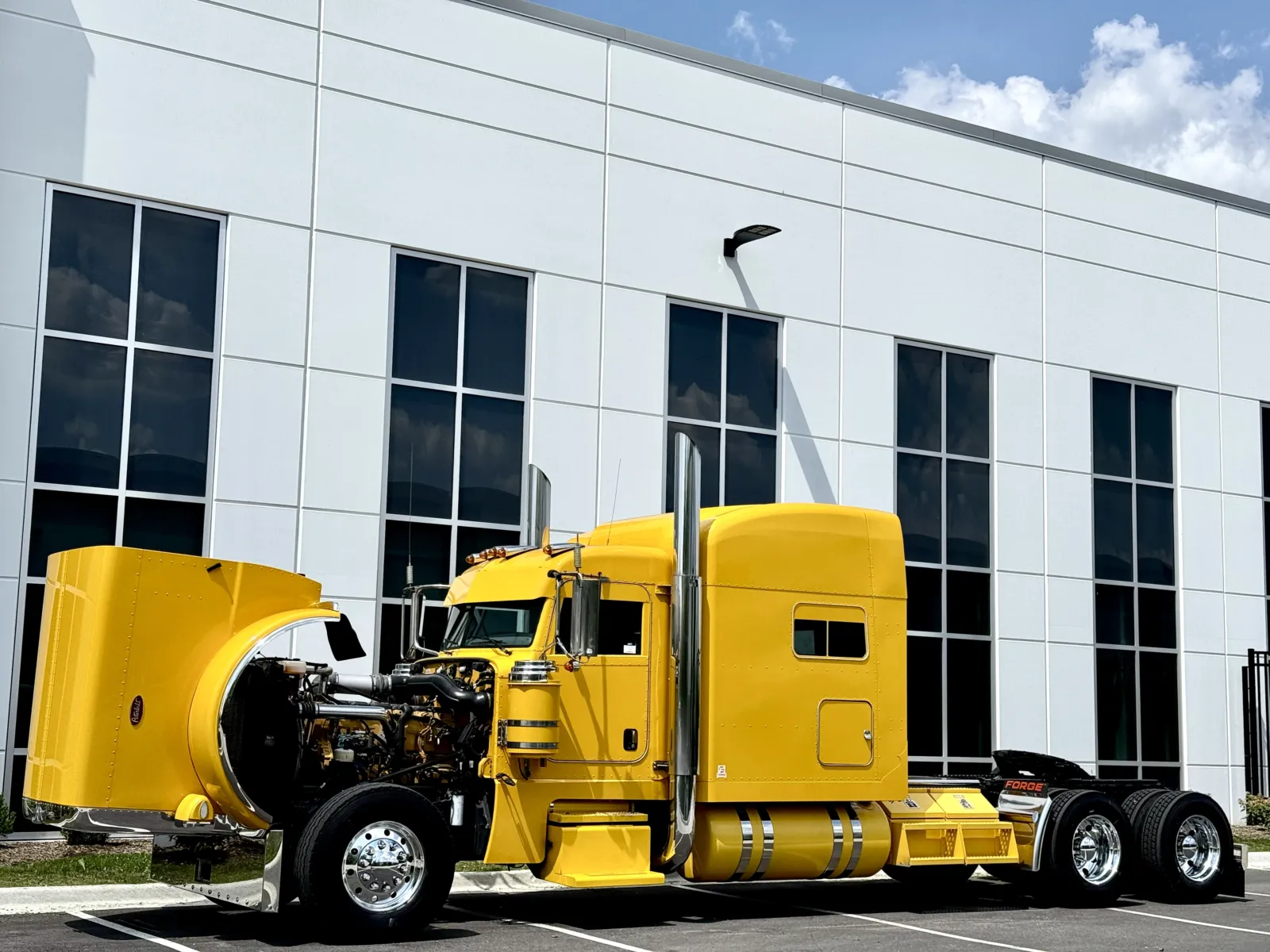 2019 Peterbilt 389 - image 10