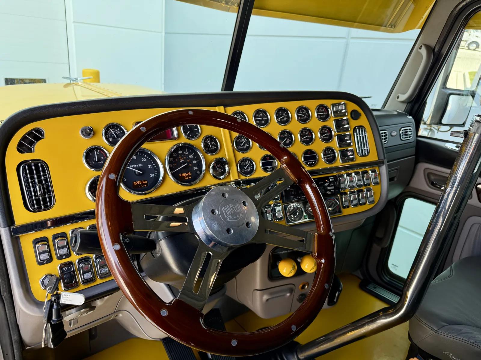 2019 Peterbilt 389 - image 15