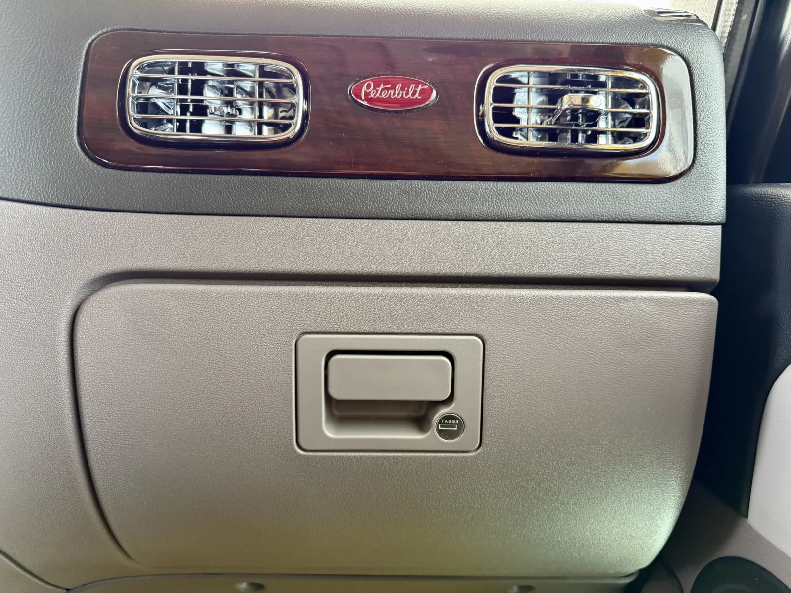 2019 Peterbilt 389 - image 19