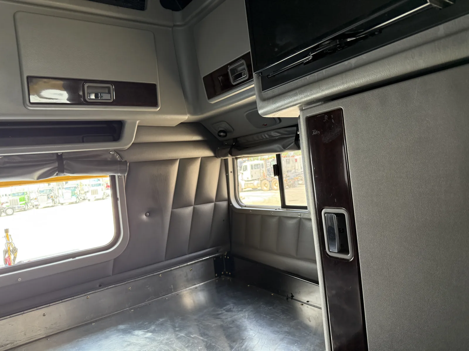 2019 Peterbilt 389 - image 24